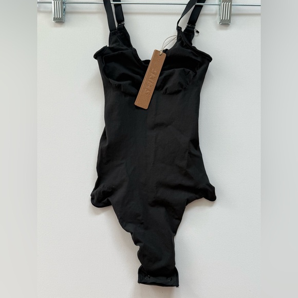 SKIMS Seamless Sculpt Thong Bodysuit in the color Onyx (black) - Picture 1 of 3